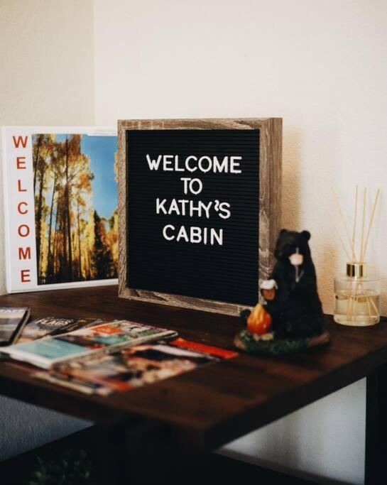 פלאגסטאף Kathys Cabin, King Bed, Hot Tub, Near-Nau & Downtown Attractions, Perfect Year-Round Mountain Getaway מראה חיצוני תמונה
